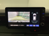 バックギアに入れますとご覧のような画像に自動的に切り替わります。車庫入れ時に役立ちます。