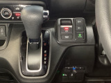 CVT車のセレクトレバーです。低速から高速まで、変速ショックのないスムーズな走りと、エンジン効率のよい領域を維持して燃費にも貢献します。サイドブレーキはスイッチ操作の電子制御パーキングブレーキです。