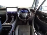 ウッド調と革巻きステアリングで快適な操作性の運転席です。