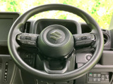 握りやすい形状で、長距離運転でも疲れにくいステアリング。操作性も高く、スムーズなドライビングをサポートします。スポーティーな印象も与え、快適なドライブを演出。