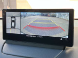 360&deg;ビューモニターでは、両サイドとフロント、バックカメラの合成で、あたかも上空から見下ろした様に周囲を確認して頂けます。駐車場だけでなく、T字路等でも活躍のアイテムです!