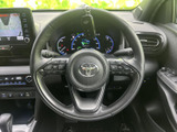 握りやすいステアリングで、快適な運転操作をサポートします。オーディオや通話機能も操作可能です。