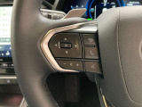 運転中、オーディオの操作をしてて、ハッとしたことはありませんか?ステアリングスイッチは、運転中でもハンドルでオーディオの操作が可能です。安全なドライブをサポートします。