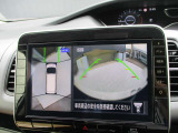 多彩なナビ機能に加えて、アラウンドビューモニターの画像も大画面に映し出されます。周囲の状況をもっと確認しやすくなり、駐車が楽に安心して行えます。
