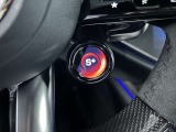 メルセデスのシートは少し硬めになっております。長時間の運転の際、適度な反発があることでお尻や腰の負担を減らす効果が御座います。