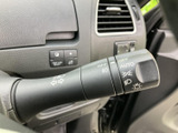 操作しやすい位置に配置され、確実な操作が可能です。安全な車線変更や右左折をサポートします。