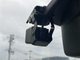 【ドライブレコーダー】映像・音声などの運転中の記録を残します。事故などを起こした起こされた時の証拠になりえますので、もしも時でも安心ですね。