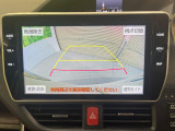 【バックカメラ】駐車時に後方がリアルタイム映像で確認できます。大型商業施設や立体駐車場での駐車時や、夜間のバック時に大活躍!運転スキルに関わらず、今や必須となった装備のひとつです!