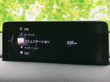 高精細ディスプレイで、快適なドライブをサポート。直感的な操作性で、スムーズな目的地設定や情報検索が可能です。お気に入りの音楽も楽しめます。