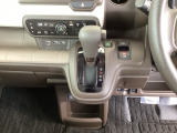 足元スッキリ、インパネシフトです。パーキングブレーキは電子制御パーキングブレーキタイプなので、運転席と助手席の間がスッキリしています。
