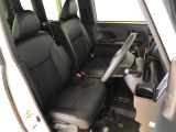 運転席の座面高さを調整できるシートリフターが付いています。フロントシートはベンチシートを採用で、座面も広く使い勝手もいいですよ♪