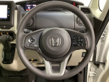 ハンドルにHondaセンシング系のクルーズコントロールやレーンキープアシストなどのスイッチと、オーディオの操作スイッチが装備されています。ハンドルから手を離さず安全に操作できます。