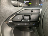 運転中、オーディオの操作をしてて、ハッとしたことはありませんか?ステアリングスイッチは、運転中でもハンドルでオーディオの操作が可能です。安全なドライブをサポートします。