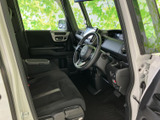 広々とした室内空間が快適なドライブを演出。運転席からの視界も広く、運転操作もスムーズに行えます。ゆったりとくつろげる空間です。