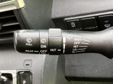 雨の日でもクリアな視界を確保するワイパーレバー。操作も簡単で、運転に集中できます。悪天候時でも安心の機能が充実しています。