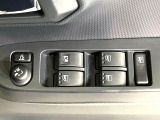 【電動格納ミラー】サイドミラーは電動格納式となっており、狭い駐車場でもキズがつくリスクを抑えられます。