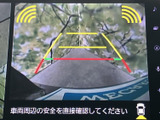 後方確認をサポートするモニター画面。安全な駐車操作や車庫入れをアシストし、ドライバーを安心させます。