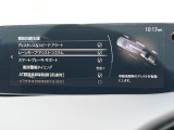 こちらのお車には先進安全装備が多数搭載されています。衝突被害を回避あるいは軽減するためのブレーキや、後方死角からの接近警報、車線逸脱を防止する警報装置など、詳しくはスタッフまでお尋ねください。