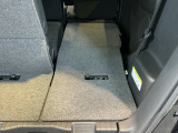 載せるものに合わせて、自由自在にシートを調整。長めの荷物も、大きな買い物も、工夫次第でスッキリ収まります。使い方次第で楽しみが広がる空間です。