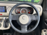 インテリアに合わせたデザインのステアリングは、運転される方のことも考え、運転しやすい形状、大きさです。是非一度、実際に触ってお確かめください。