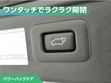 パワーバックドア付です!ボタン一つで開閉が出来てとても便利ですね。しっかりと最後まで閉まりますので、半ドアの恐れも無くなります!