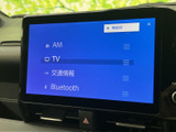 ラジオやBluetooth接続で、お好みの音楽を楽しめます。クリアな音質で、車内をコンサートホールのように演出。快適な移動時間を過ごせます。