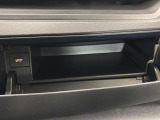 運転席側のインパネアッパーボックスは嬉しい収納!USBソケット付きでスマホの充電もできます!