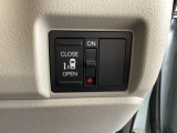 左側電動スライドドアは運転席からでも操作ができるように、ハンドル付近に開閉の操作スイッチが付いています。