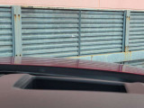 運転視界の遠方上方に虚像を投影することで前を見ながら情報の視認ができます。本当にドライバーが必要な情報を適切に伝え、楽しんで頂くことを考えた新世代装備です。※虚像は2.6m前方に浮かぶイメージです。