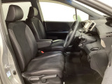 女性でも運転がしやすいように、シートの高さ調整機能(シートリフター)がついています。運転席と助手席の間が空いている為、助手席側への移動がスムーズです。交通量の多い道でも助手席側から乗り降りができます。