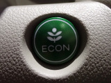 エンジン、エアコンなどを制御し低燃費な『ECONモード』に、また走りを楽しみたいとき、空調など快適性を重視したいときにはスイッチOFFで通常モードに切り替えができます!