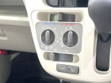 寒い冬も暑い夏も全席に快適な空調を届けてくれる、ダイヤル式エアコンを装備♪