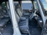 フロントシートです!!ベンチシートなので座席の移動もスムーズに出来ます!!足元も広く運転も楽ですよ!!
