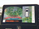 後方状況を鮮明に映し出すモニターで、駐車や車庫入れがより安全に。狭い場所でも安心して操作できます。