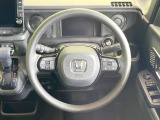 インテリアに合わせたデザインのステアリングは、運転される方のことも考え、運転しやすい形状、大きさです。是非一度、実際に触ってお確かめください。