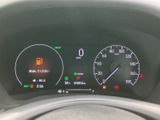 視認性の高いメーターで、運転に必要な情報を的確に把握できます。上質な空間を演出する洗練されたデザインで、走行状況を一目で分かります。