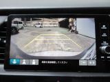 バックカメラの画像です。ガイドラインがスムースな車庫入れをサポートいたします。車庫入れの安心感がアップしますね。