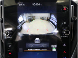 後方映像を11.6インチディスプレイに表示し、ステアリング連動ガイドラインが駐車をサポート。さらに後退時はリヤ4センサーが障害物を検知し、必要に応じてブレーキが作動します。