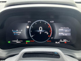 洗練されたデザインのメータークラスター。視認性が高く、運転に必要な情報を分かりやすく表示します。上質な空間を演出します。