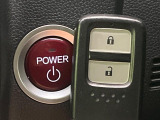 【Hondaスマートキー】カバンやポケットに入れたままでもドアの施錠・解錠が可能なスマートキーを装備。エンジンのオン・オフ時もカギを取り出す必要が無いからとっても便利です♪