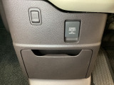 アクセサリーソケットはUSBのアダプターなどをつければ、スマホの充電にも使えます。周辺には物が置けるボックスがついています。