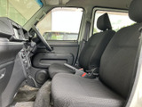 運転席周りはシンプルで使いやすく、運転に集中できる空間です。快適なドライブをサポートします。