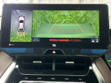 後方確認モニターで、駐車時の安全性を高め、狭い場所での運転をサポートします。