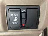 左側電動スライドドアは運転席からでも操作ができるように、ハンドル付近に開閉の操作スイッチが付いています。