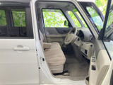 運転席は、広々とした空間でゆったりと運転できます。シートの形状も工夫されており、長距離運転でも疲れにくいでしょう。快適なドライブを。