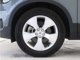 5スポーク7.5J&times;18インチシルバーアルミホイール。衝突回避・被害軽減ブレーキシステムやパイロット・アシストなど、数多くの先進安全・運転支援機能を標準装備。