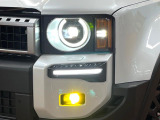 【LEDヘッドライト】悪天候や夜間走行時も良好な視界を確保し安心して運転できる高輝度LEDヘッドライトを装備!点灯速度が早く、消費電力も抑えられています。