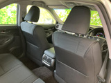 運転席からの視界は広く、運転操作もスムーズに行えます。シートの形状も工夫されており、長時間のドライブでも疲れにくいでしょう。快適な運転環境です。