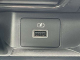 充電端子が装備されていますので車内でスマートフォンなどの充電が可能です。