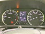 視認性の高いメーター類が、運転に必要な情報を分かりやすく表示します。運転状況が一目で把握でき、安全運転をサポートします。落ち着いたデザインも魅力です。